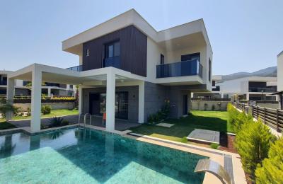 Kuşadası Davutlularda Satılık 7+2 VİLLA